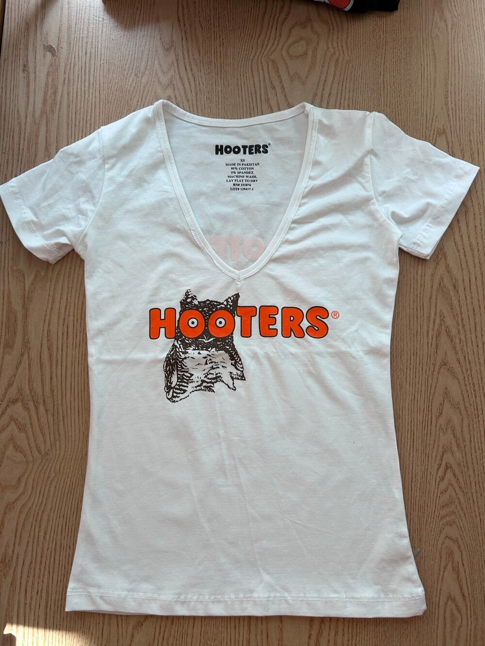 b86 Women's Hooters Girl Worn Vintage Uniform V-neck T-Shirt stretchy size Xs